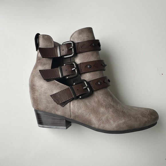 NWT Sonoma Tan Brown Buckle Open Side Memory Foam Ankle Booties Women’s 8.5 FLAW - Picture 8 of 9